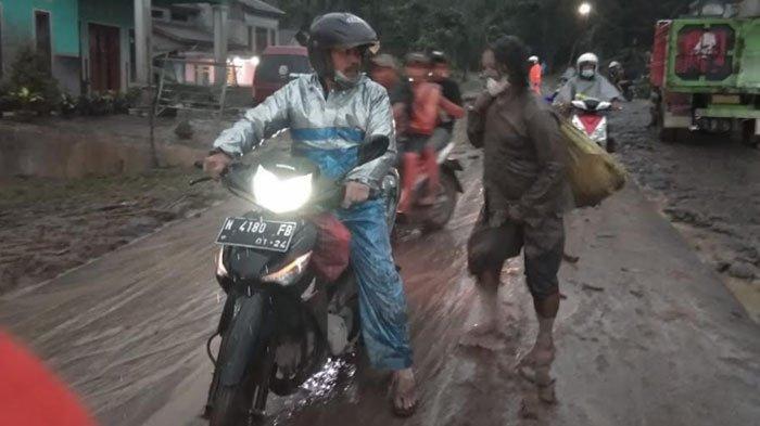 Semeru Muntahkan Awan Panas Guguran Lagi, Relawan Kocar Kacir
