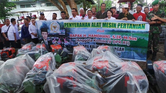 Lagi, Anggota DPR RI Memberikan Bantuan Alat Pertanian