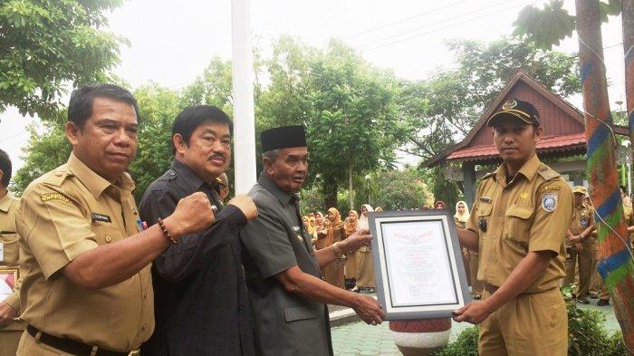 Sendal Eceng Gondok Antarkan Desa Cabi Raih Penghargaan Tingkat Nasional