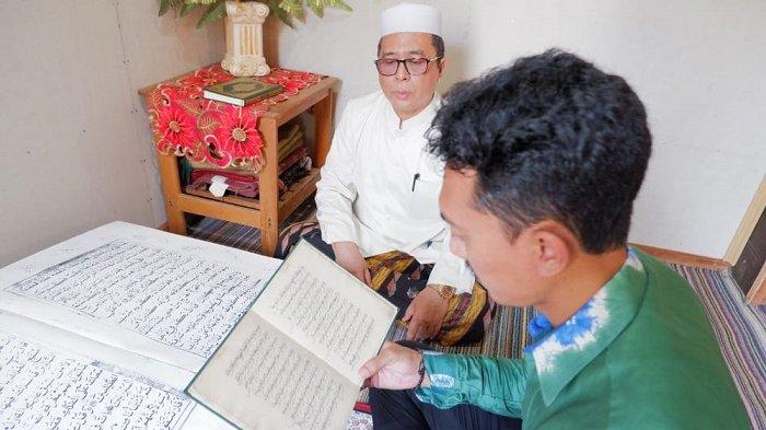 Silaturahmi ke Guru Daudi, Saidi Mansyur Diperlihatkan Al-Qur'an Ukuran Besar Karya Datu Kelampayan