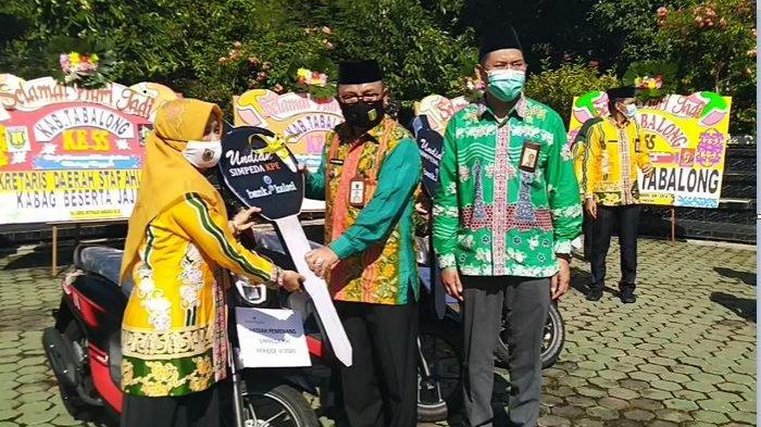 Tiga ASN Tabalong Ini Raih Untung, Menangkan Motor Hadiah Undian Tabungan Simpeda KPE Bank Kalsel
