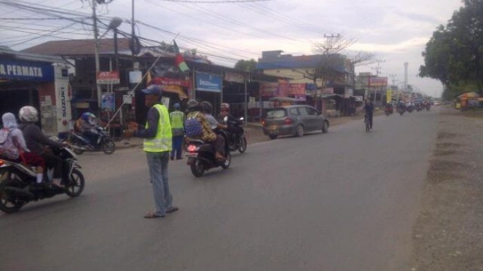 Polmas Bikin Lalu Lintas Jalan Handil Bakti Depan Griya Permata Lancar