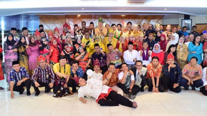 Berpakaian Adat, Pegawai DJP Kalselteng Diuji Pengetahuan Soal Ini