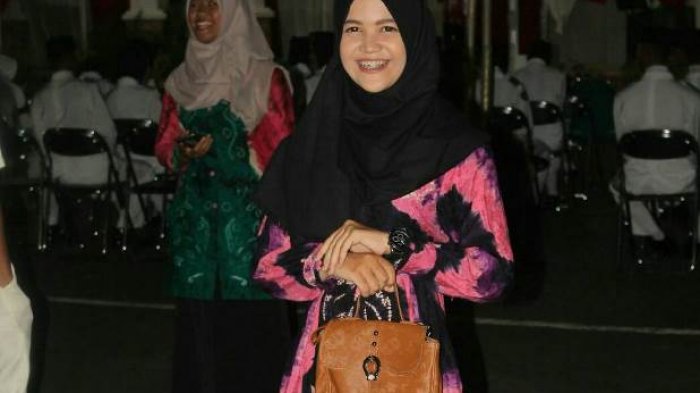 Kenapa ya? Gadis Cantik Pemenang Galuh Kalsel Ini Gugup Sambut Hayono Isman
