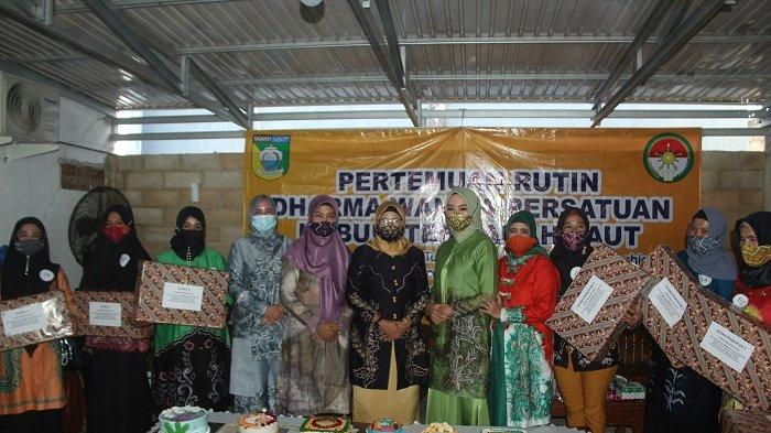 Serunya Peringatan HUT ke-21 DWP, Kader DWP Tala Gelar Menghias Tumpeng Mini dan Kue Tart