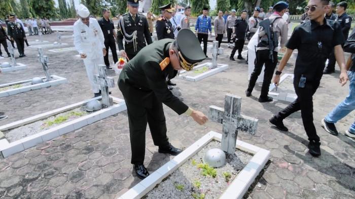 iGubernur Kalsel dan jajaran Forkopimda melakukan ziarah ke Taman Makam Pahlawan2