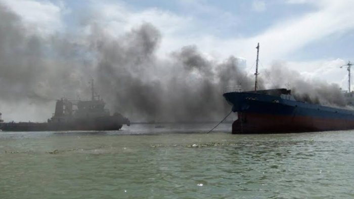 KM Dharma Kencana II Terbakar di Karimun Jawa, Penumpang Ditolong Tug Boat