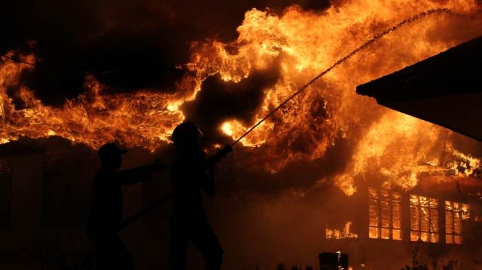 Kebakaran, di Gedung Departemen Transmigrasi Kalibata