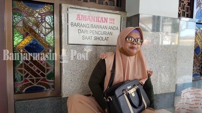 Warga Tala Bergantian Salat Amankan Barang Bawaan di Masjid Agung Al Karomah Martapura