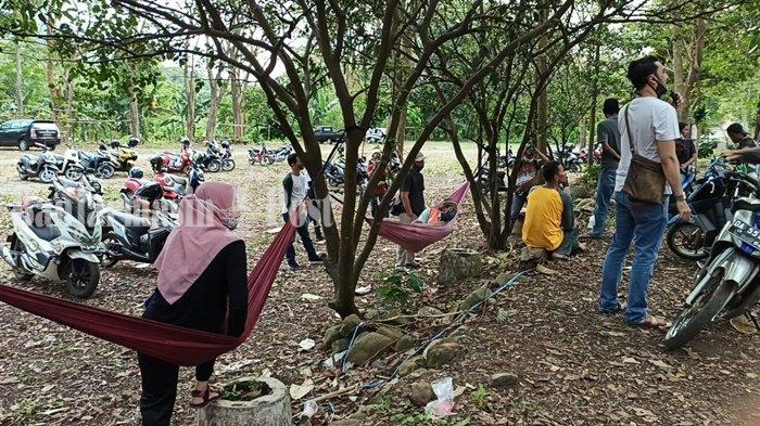 Area Parkir Lapang dan Rindang di Objek Wisata Air Terjun Bajuin Kabupaten Tala