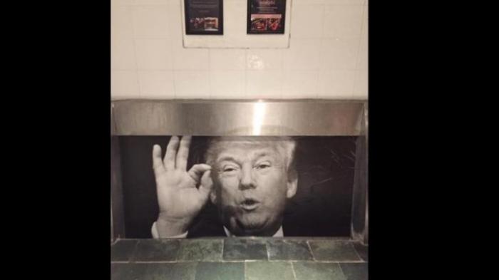 Pub Ini Hiasi Tempat Buang Air Kecil dengan Foto Donald Trump
