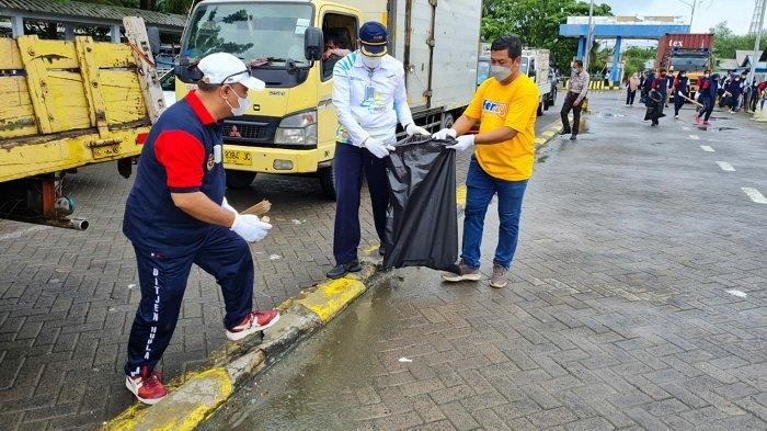 Sambut Hari Perhubungan Nasional, Insan Perhubungan di Tanbu Bersih-bersih Pelabuhan dan Laut