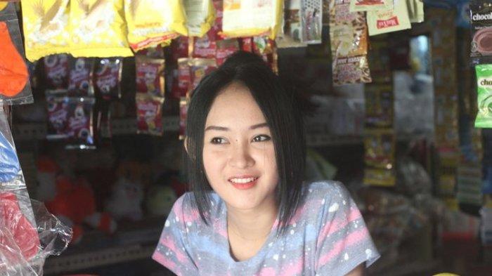 VIRAL, Penjaga Warung Kopi Cantik Mirip 'Anya Geraldine', Para Pria Nggak Pulang Hingga Larut Malam