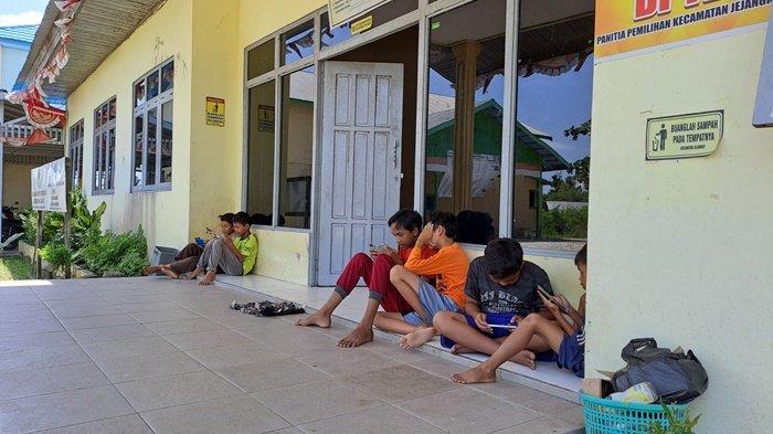 Ada Internet Gratis, Bocah di Batola Ramai Ngumpul di Serambi Kantor Kecamatan Jejangkit