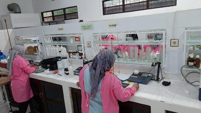 Dapatkan Akreditasi Pengujian Air, UPT Laboratorium DPRKPLH Tanahlaut Sasar Indofood dan Arutmin