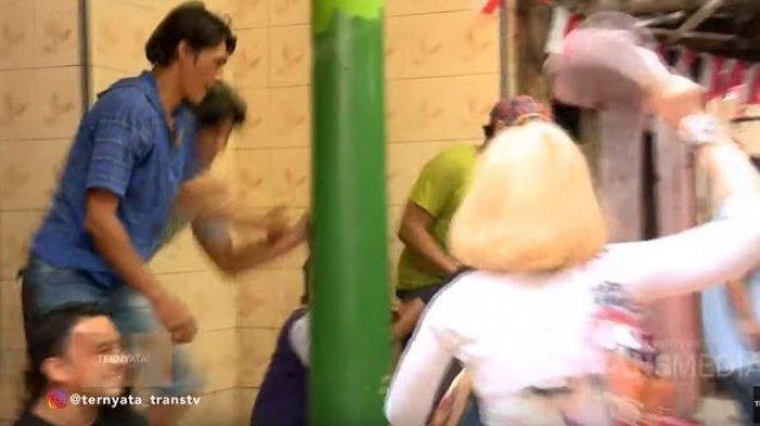 Suaranya Diejek, Barbie Kumalasari Lempari Warga Pakai Sepatu, Istri Galih Ginanjar Ngomel Soal Ini