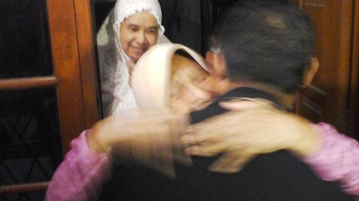 Bambang Kecup Pipi Istri Sesampainya di Rumah