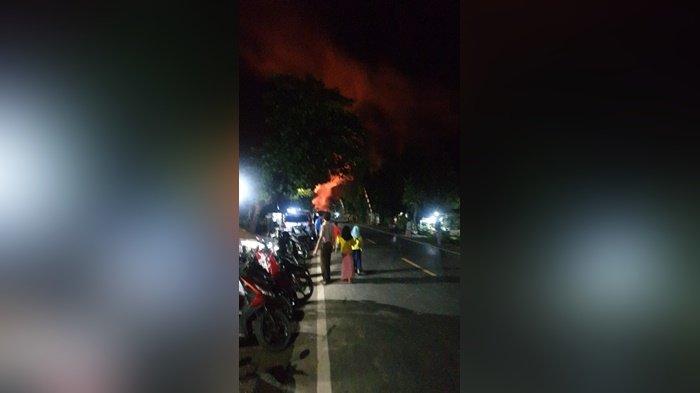 Kebakaran Kalsel : Jago Merah Mengamuk di Desa Bamban Utara HSS, Dua Rumah Ludes Terbakar
