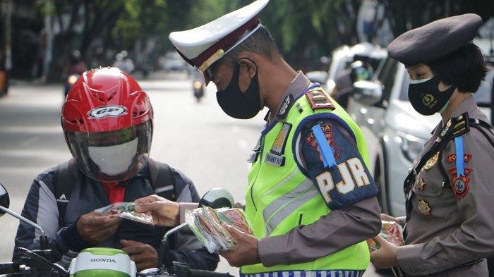 Operasi Zebra Intan 2020, Ditlantas Polda Kalsel Kembali Bagi-bagi Masker