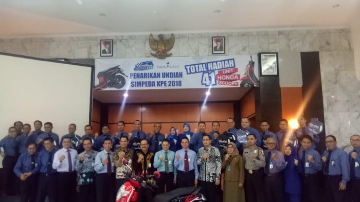 Bank Kalsel Bagikan 41 Scoopy Bagi Nasabah ASN Beruntung di Undian Simpeda KPE Bank Kalsel 2018
