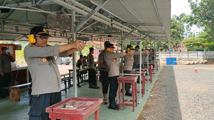 Asah Kemampuan, Kapolres Banjar AKBP Doni Ajak Kapolseknya Latihan Menembak