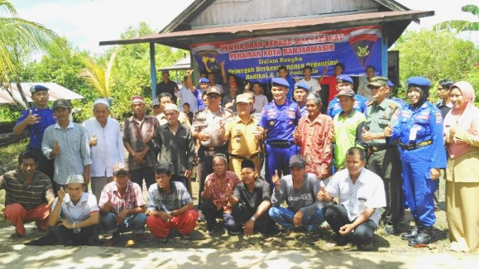 Satpolair Polresta Banjarmasin Beri Penyuluhan dan Bersilaturahmi dengan Warga Sungai Gampa