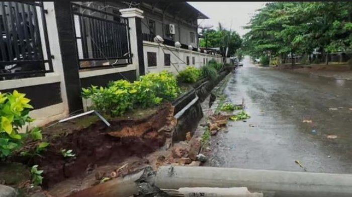 Dihantam Angin Kencang Tiang Listrik di Pelaihari Patah