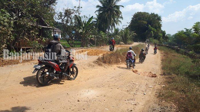 Jalan Bekas Longsor Tak Layak Dilewati, Warga Tabalong Ini Beli Tanah Sendiri untuk Perbaiki