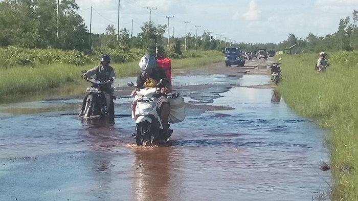 Luapan Air Mulai Merendam Jalan Bukitrawi, PUPR Kalteng Minta Balai Antisipasi Kerusakan Jalan