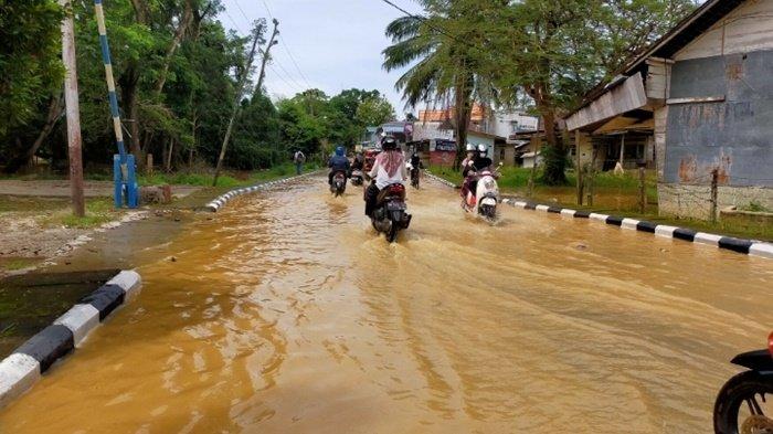 Banjir di HST Kalsel, Sejumlah Jalan di Kota Barabai Mulai Tergenang, BPBD HST Imbau Warga Siaga