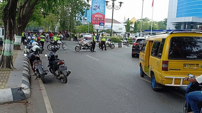 Ada Aksi Demo Aliansi Mahasiswa, Jalan Lambung Mangkurat Ditutup, Arus Lalu Lintas Dialihkan