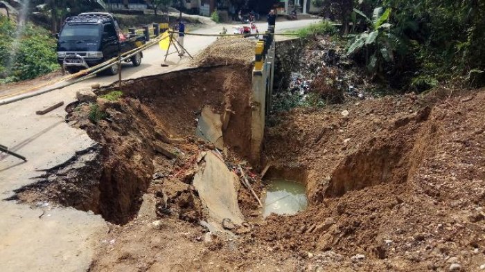 Jalan Desa Usih Tabalong Nyaris Putus, Ini yang Akan Dilakukan Dinas PUPR