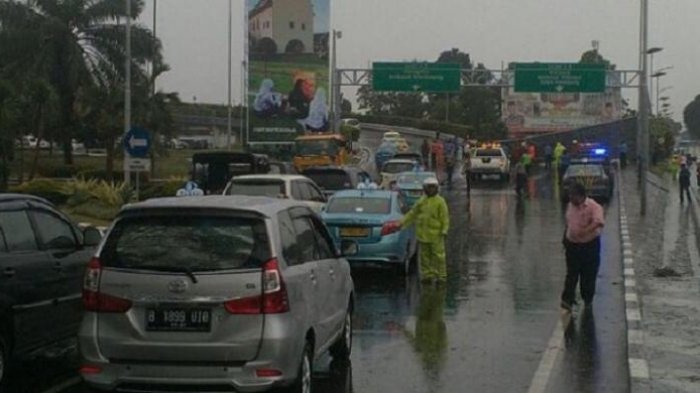 Papan Reklame di Area Bandara Soekarno-Hatta Roboh Diterjang Angin Kencang