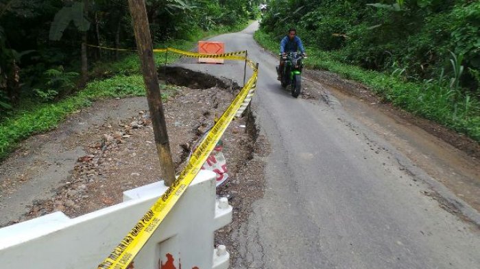 Bahaya! Jalan Menuju Loksado Ada yang Ambles, di Sini Titiknya