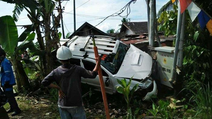 Tabrak Kios dan Tiang Listrik, Mobil Ringsek, Kasat Lantas: Sopirnya Bahkan Tak Alami Lecet