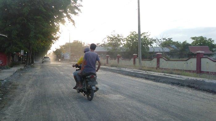 Rusak Berbulan-bulan, Jalan Pagatan Kabupaten Tanahbumbu Akhirnya Mulai Diperbaiki