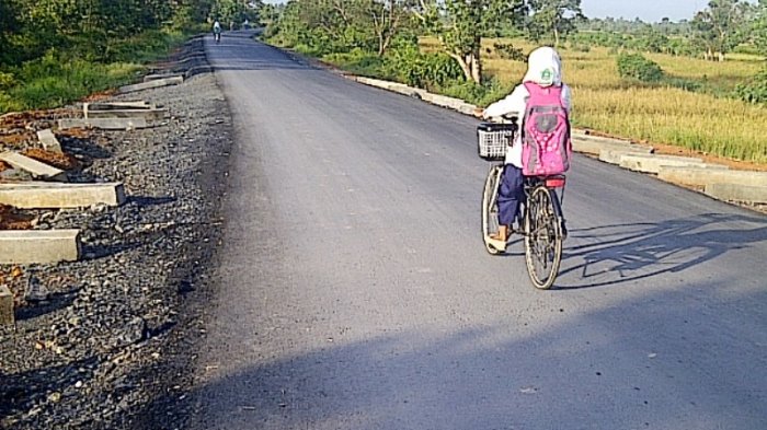 Tak Lagi Menyeberang Sungai, Warga Bataguh Sudah Bisa Lewat Jalan Darat ke Kantor Kecamatan