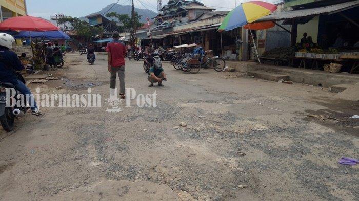 Pedagang dan Juru Parkir Pasar Kemakmuran Kotabaru Berkali-Kali Swadaya Perbaiki Jalan