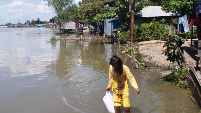 Jalan Pemukiman Kelurahan Simpang Pengambangan Rusak Terkena Abrasi Air Sungai
