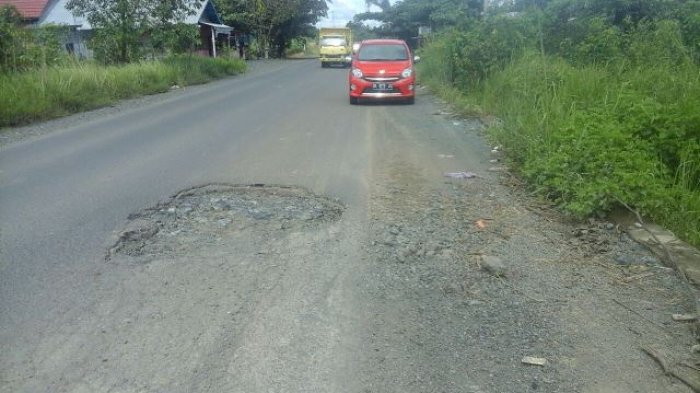 Ada Lubang, Jalan Transmigrasi Bikin Kecelakaan