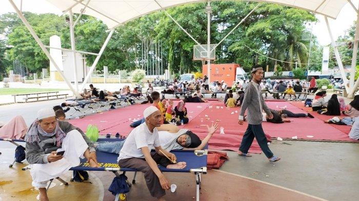Kelelahan, Banyak Jemaah Haul Guru Sekumpul Tertidur di Lapangan Basket Lambung Mangkurat Kandangan