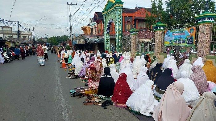 Iduladha 1443 H, Jemaah Salat Ied di Masjid Riyadussolihin HSU Meluber hingga Bahu Jalan