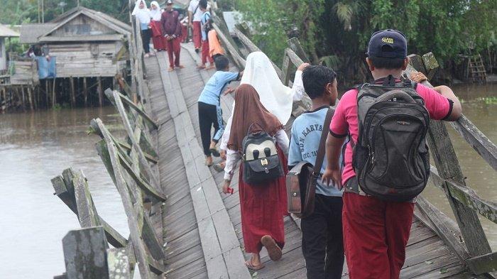 Lewati Jembatan Miring, Hampir Semua Orangtua Siswa SDN Karya Baru Batola Punya Jukung