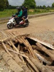 Kerusakan Jembatan Rantaubaru Semakin Parah