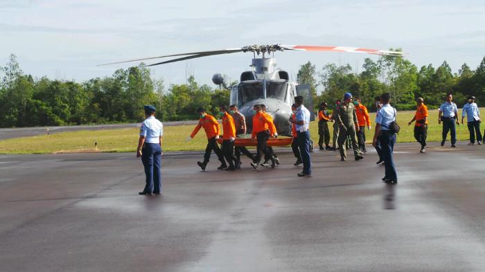Dua Jenazah dan Serpihan AirAsia Tiba di Bandara Iskandar