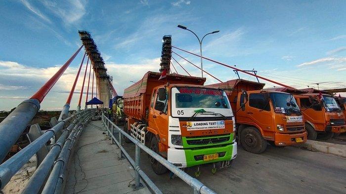 Uji Kelayakan Fungsi Struktur Jembatan Alalak, BBPJN Wilayah XI Jejer 32 Unit Dump Truck