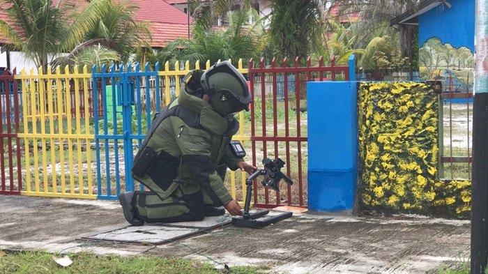 Personel Brimob Polda Kalteng Simulasi Latihan Menjinakkan Bom di Kantor KPU Kalteng