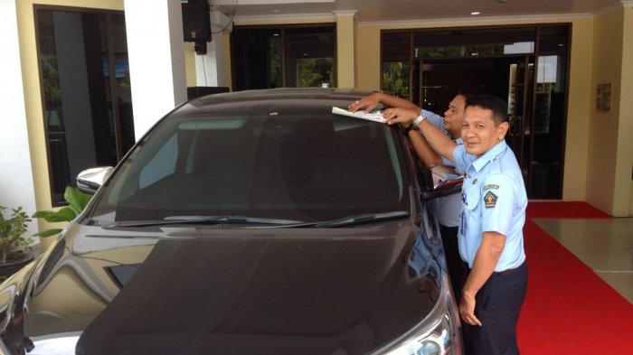 Kabag PP Pasang Sendiri Sitiker Dukungan Asian Games XVIII di Mobilnya