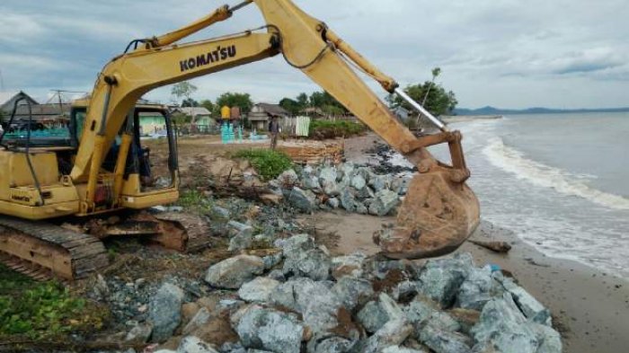 Dinas PU Kerahkan Alat Berat Tangani Abrasi Pantai Pagatan