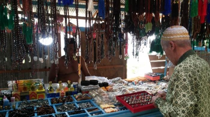 Pemakai Cinderamata Berbentuk Peluru Ini Tak Boleh Menoleh ke Belakang, Kira-kira Maksudnya Apa ya?